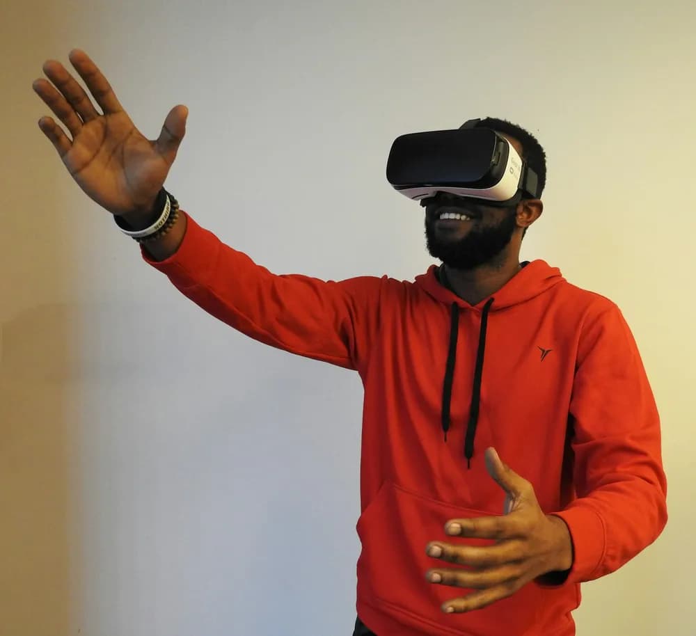 Игрок в VR-шлеме с поднятой рукой